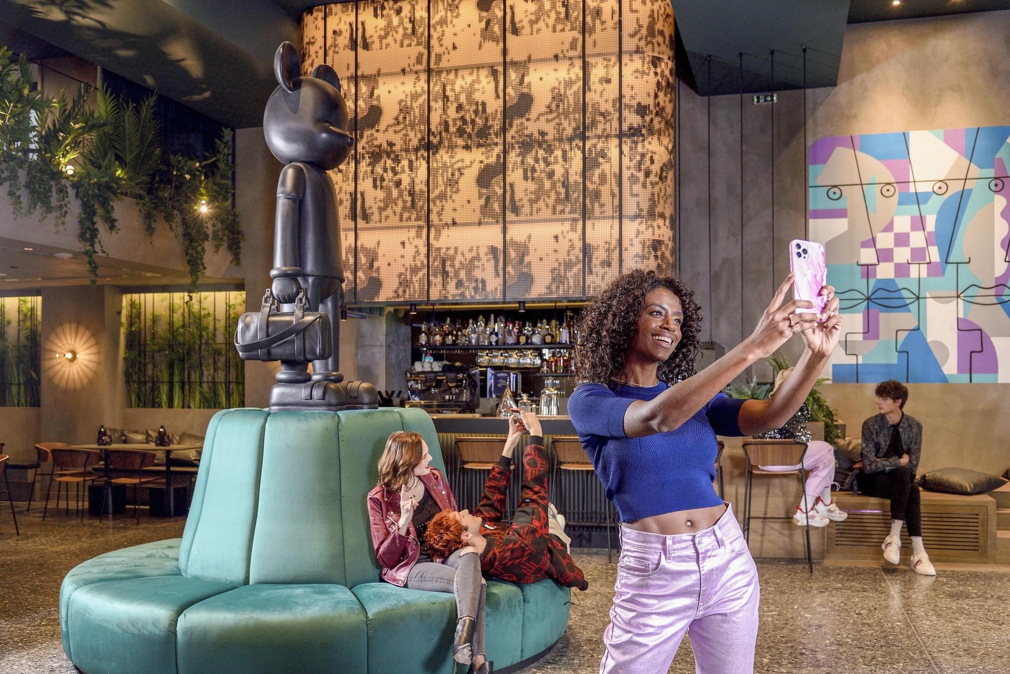 Onoma Hotel Thessaloníki Luaran gambar Starbucks Reserve Roastery in Milan, Italy