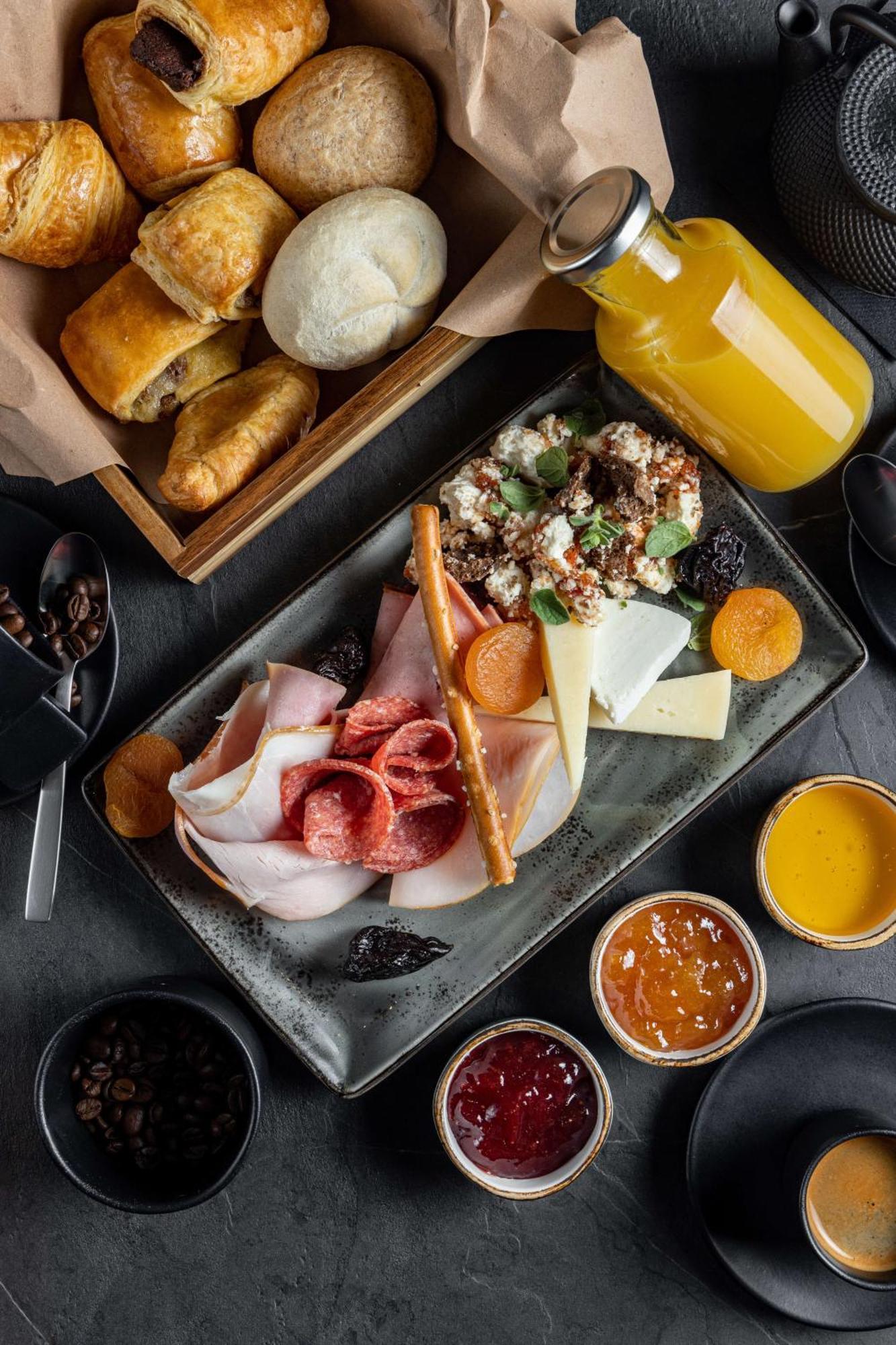 Onoma Hotel Thessaloníki Luaran gambar A selection of cold cuts